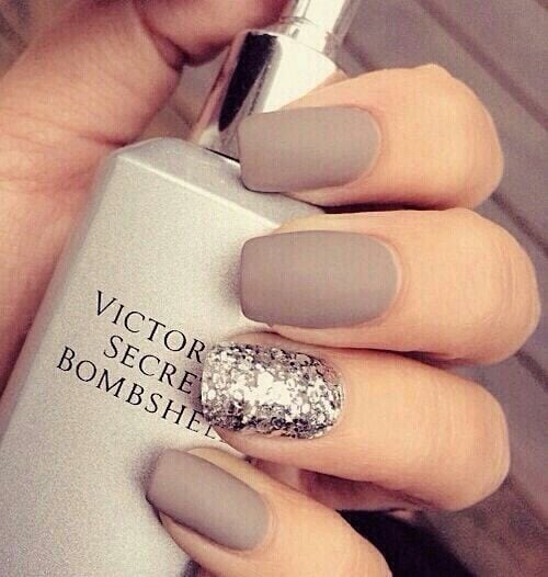 [ad_1]

Matte gray colored nails with silver
Source by tomanyfreckles
[ad_2]
			
			…