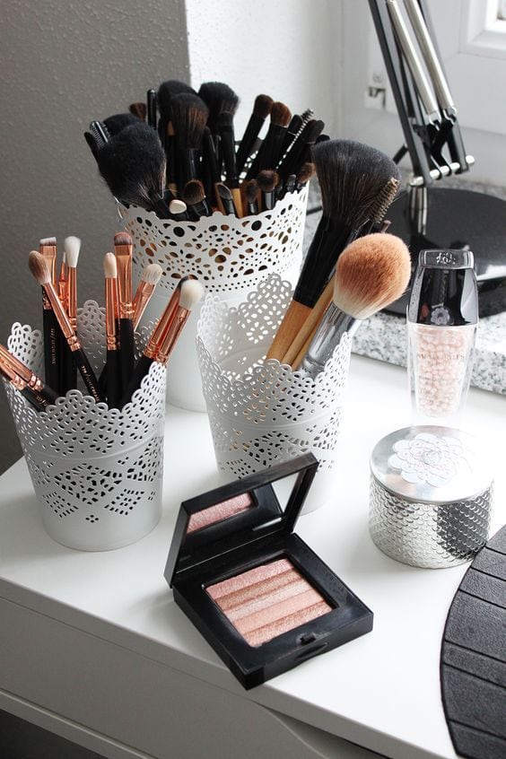 [ad_1]

These cute metal canisters make great storage for makeup brushes at your vanity.
Source by amarens_devries
[ad_2]
			
			…