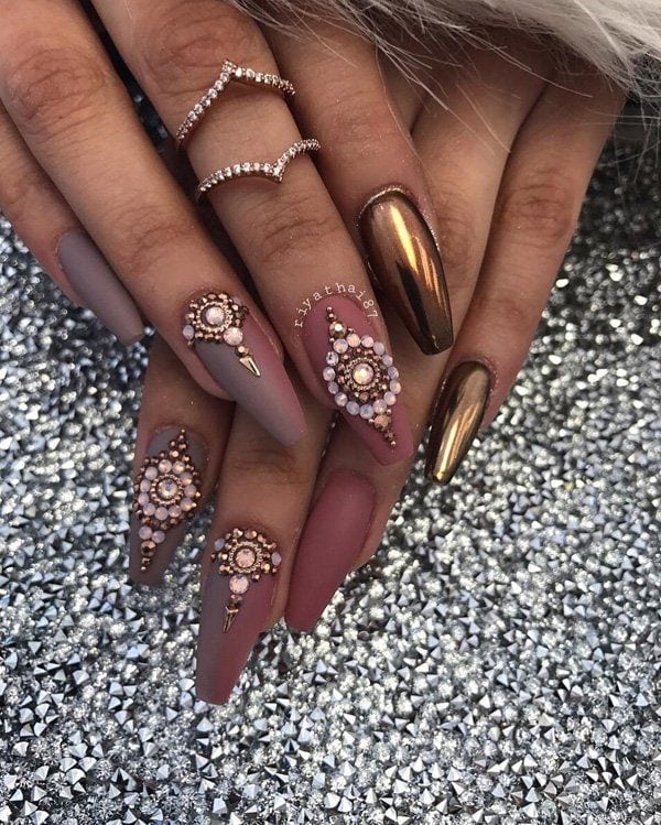 [ad_1]

Instead of rhinestones to decorate your nails and make the most sumptuous look use chrome powder on at least one nail of both hands, as is the case here.
Source by naomineijssen
[ad_2]
			
			…