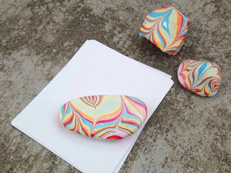 [ad_1]

These pretty rainbow rocks are perfect for brightening up your desk! With just some nail polish and water, you can transform an ordinary rock into your own marbled paperweight.
Source by arjanne_b
[ad_2]
			
			…