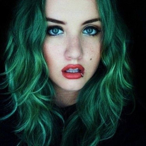 Idée Couleur & Coiffure Femme 2017/ 2018 : Looks there’s a bit of a bling theme on the other side. Not only is it greener... - #Coiffure - https://madame.tn/beaute/coiffure/idee-couleur-coiffure-femme-2017-2018-looks-theres-a-bit-of-a-bling-theme-on-the-o
