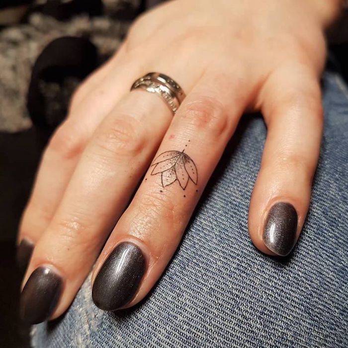 [ad_1]

Lotus Tattoo am Ringfinger, Ideen für kleine Finger Tattoos, goldener Ring, schwarzer Nagellack
Source by jessicafeenstrx
[ad_2]
			
			…